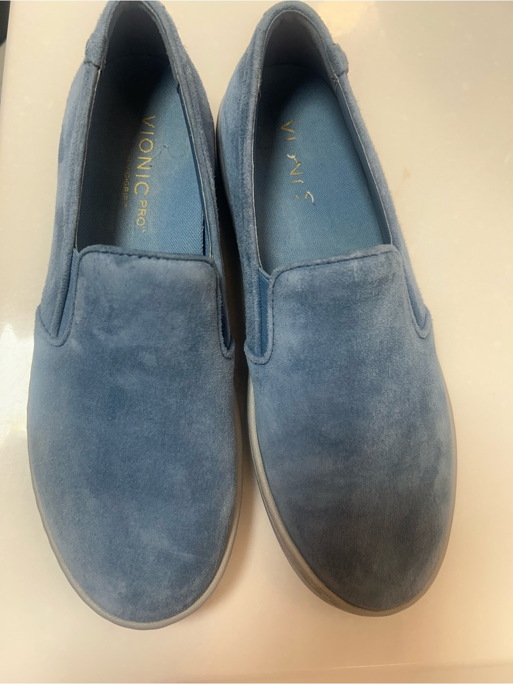 VIONIC AVERY light blue water resistant suede sneakers. Size 8.5 NICE!